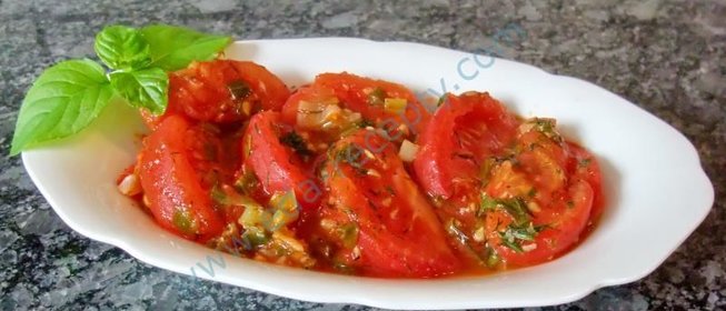 Тушеные помидоры с чесноком и луком