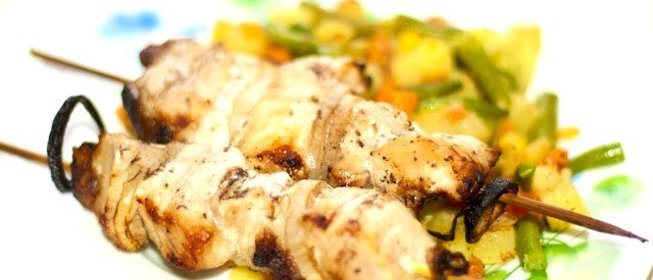 Свинина с луком на шпажках, запеченная в аэрогриле