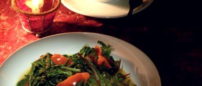 Жареная зелень с помидорами