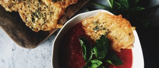 Чипсы из пармезана и зелени