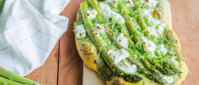 Фокачча со спаржей и козьим сыром