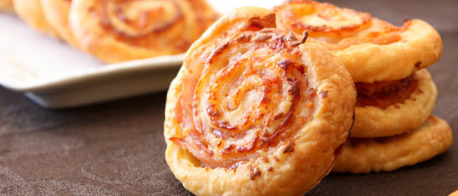 Улитки из слоеного теста с беконом