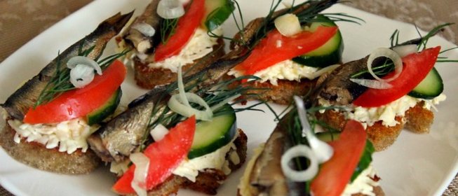 Тартинки с плавленным сыром и шпротами