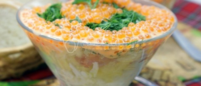 Салат с сёмгой и икорной закуской