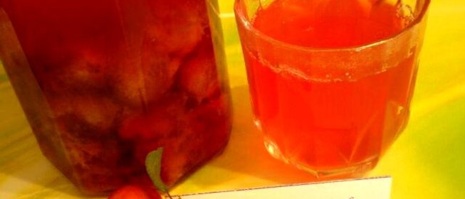 Компот из розовой алычи