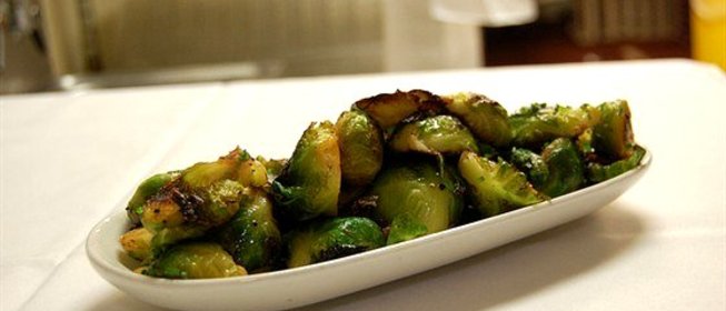 Брюссельская капуста с соусом из черных бобов