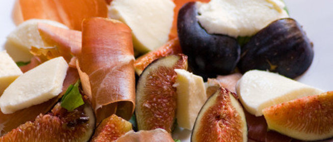 Закуска из инжира с моцареллой