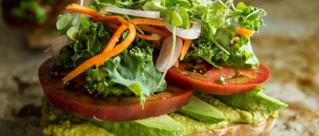 Вегетарианский тост с авокадо и томатами