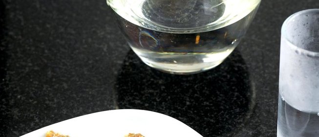 Помидоры черри, фаршированные пастой с чесноком