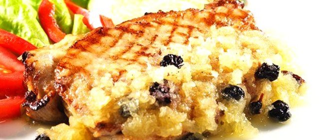 Свинина, маринованная в яблочном уксусе, с яблоками на гриле