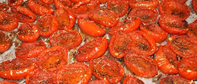 Вяленые томаты с пряными травами