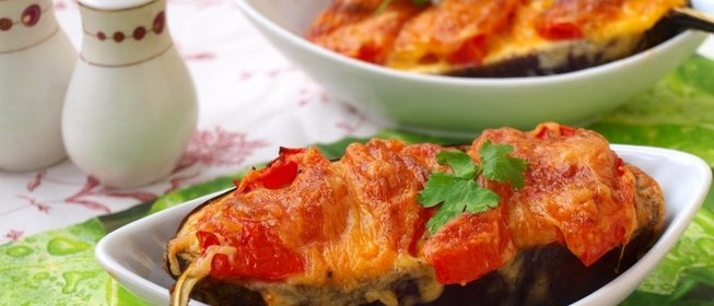 Запечённые половинки баклажанов с помидорами и сыром