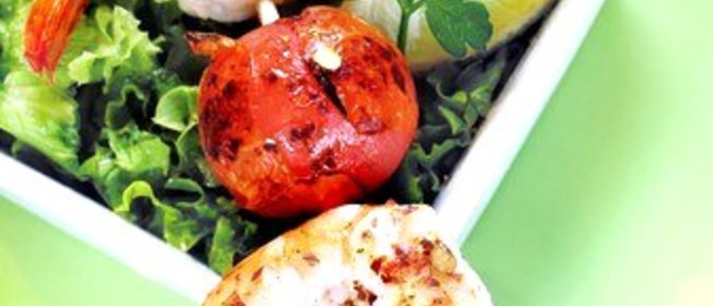 Креветки с помидорами черри на шпажках