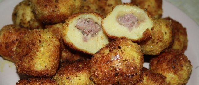 Румяные колобки с мясной начинкой