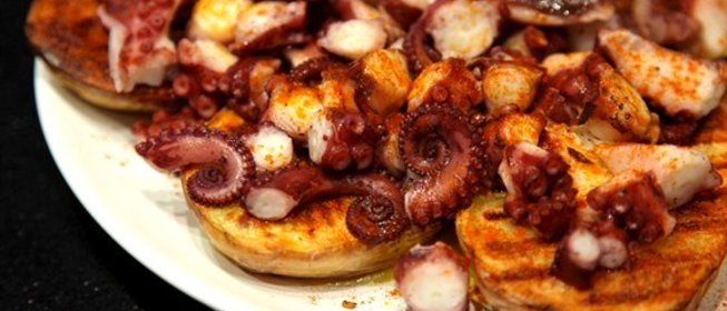 Осьминог по‑галисийски с печеным картофелем