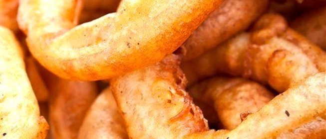 Золотистые луковые кольца в панировке