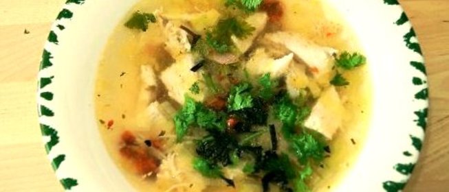 Куриный суп с беконом, луком-пореем и вялеными томатами