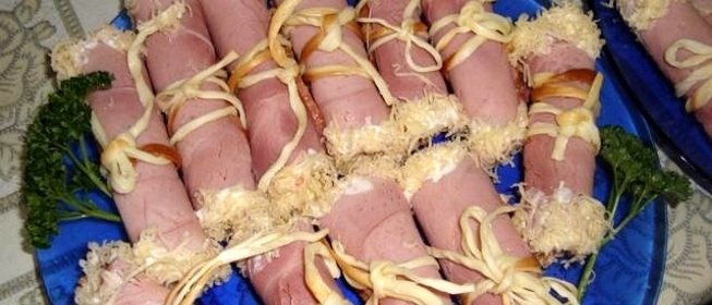 Ветчина, фаршированная сыром с чесноком