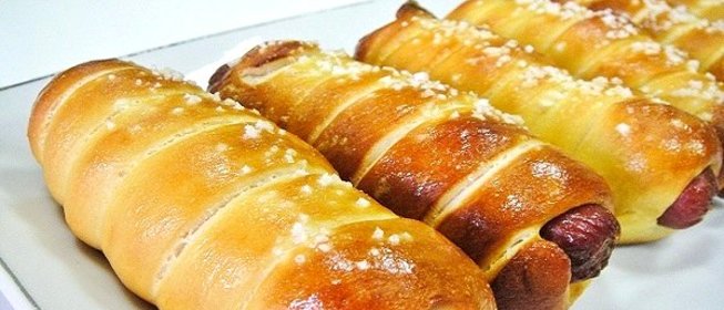 Печеные сосиски в тесте