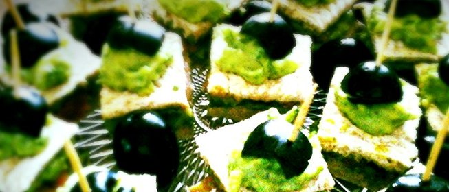 Канапе с красной рыбой и соусом из авокадо