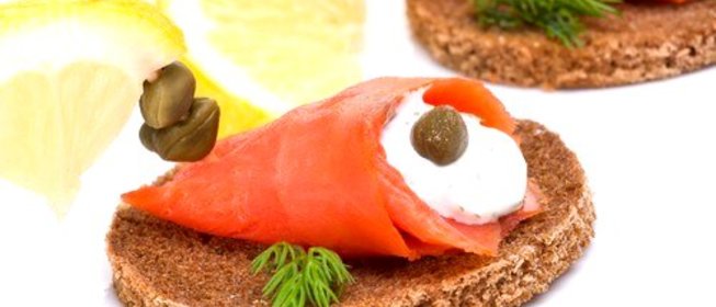 Крекеры с копченой форелью и лимонно-укропным майонезом