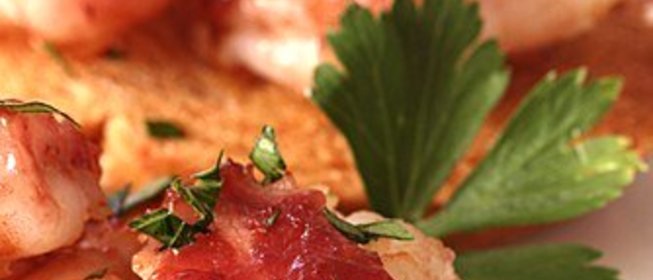 Креветки на гриле в беконе с соусом барбекю