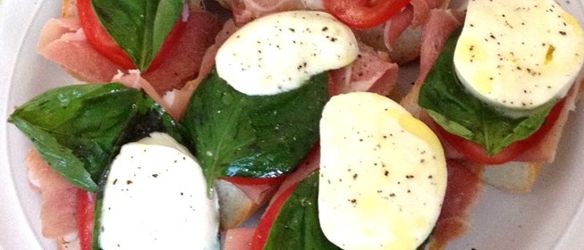 Моцарелла с томатом и базиликом на французком багете