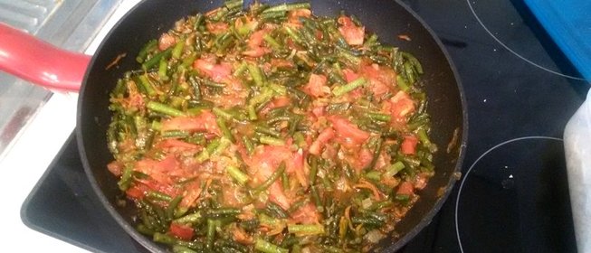 Тушеные чесночные стрелки