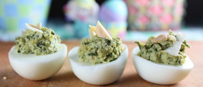 Яйца, фаршированные беконом и голубым сыром