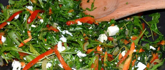 Теплая руккола со шпинатом, чесноком и брынзой