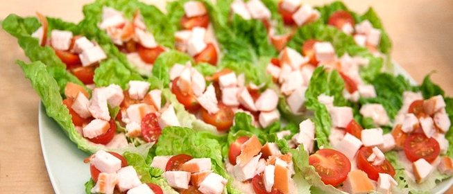 Новогодняя закуска в салатных листьях