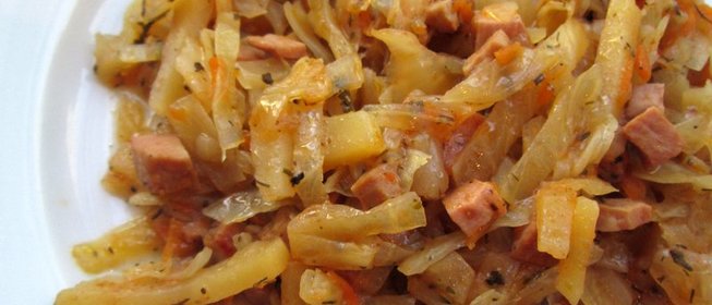 Квашеная капуста, тушеная с сосисками по‑венгерски