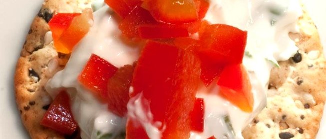 Канапе с сырной массой и сладким перцем