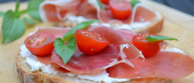 Брускетта с рикоттой, пармской ветчиной и помидорами черри