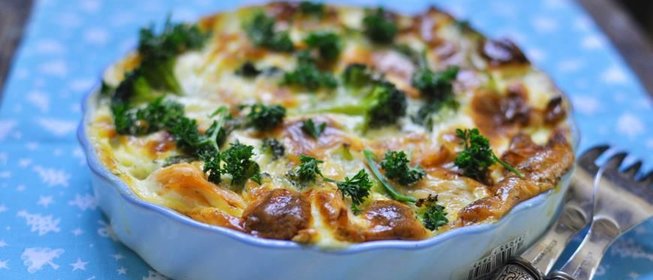 Запеканка из лосося, брокколи и спаржи в сливочном соусе