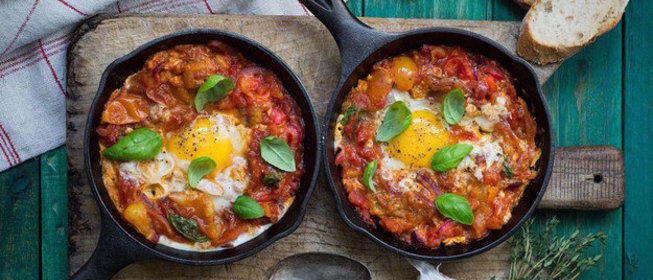 Тушеные помидоры с луком и яйцами