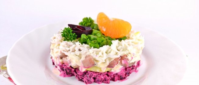 Закуска из сельди со свеклой в сметанно-мандариновой заправке