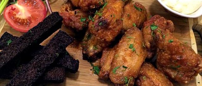 Куриные крылья в соусе барбекю