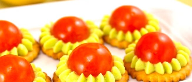 Крекеры с авокадо и помидорами черри