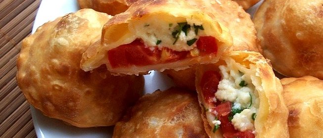 Пирожки бомбочки с помидорами