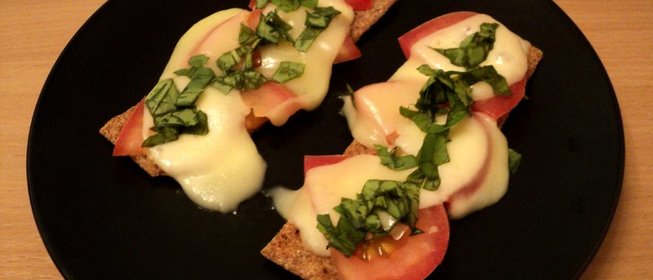 Теплая закуска из помидоров, моцареллы и базилика