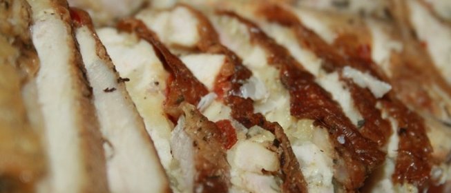 Галантин из курицы с каперсами, вялеными томатами и сыром сулугуни