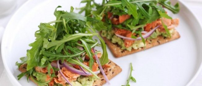 Крекеры с рукколой и копченым лососем