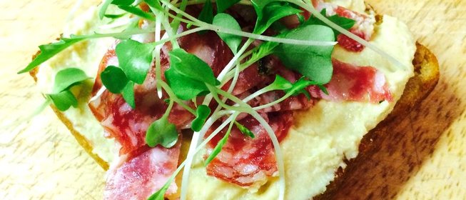 Тапас с хумусом и салями