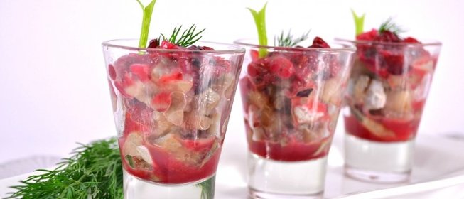 Закуска из сельди под клюквенным соусом