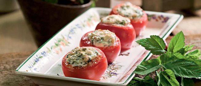 Помидоры с рикоттой, снытью и кедровыми орехами