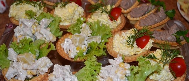 Тарталетки с ананасом и курицей
