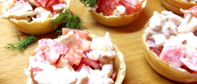 Тарталетки с курицей и помидорами