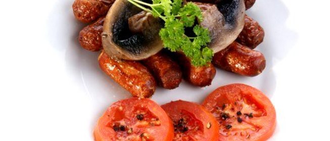 Тушеные сосиски в красном вине с грибами