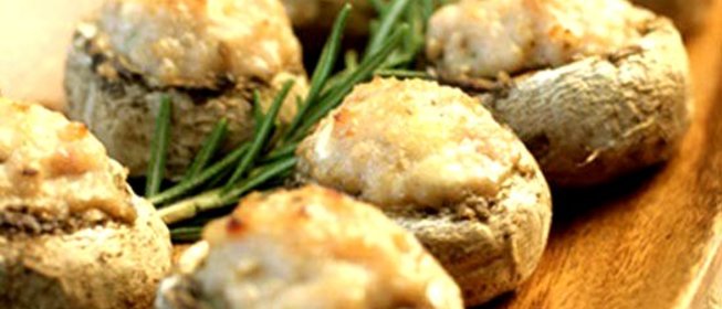 Фаршированные шампиньоны с сыром в сметанном соусе